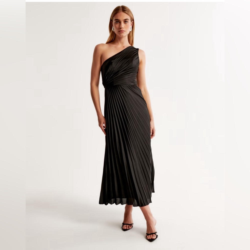 The A&F Giselle Pleated One-Shoulder Maxi Dress-